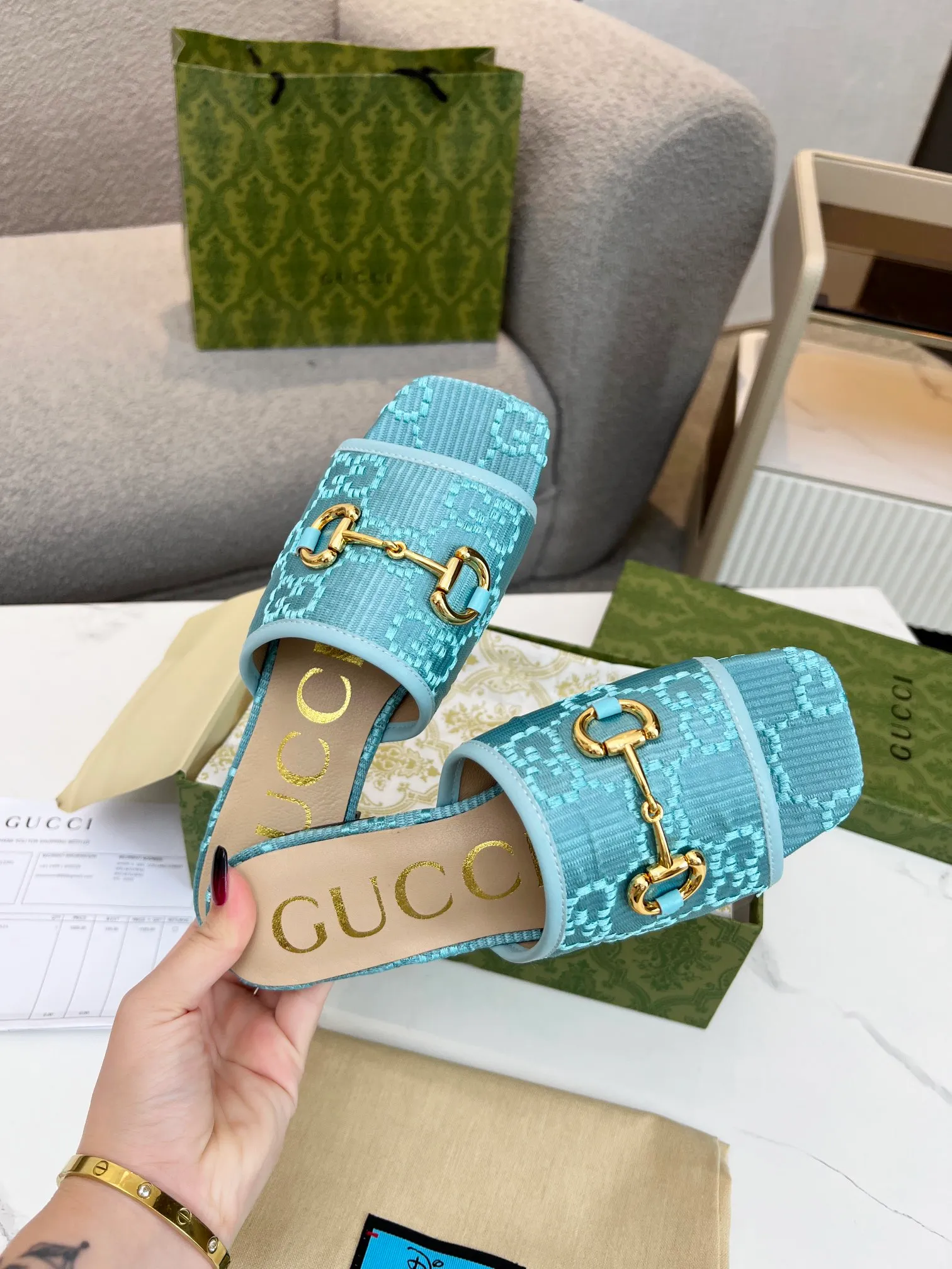 👟👟Ex-factory price 320👟👟 Genuine leather sole +30 👑GUCCI official website's latest hot model, the North Face cooperation model 2023 spring and summer sandals, top quality sale Purchase genuine product development. The material and craftsmanship are consistent with the original version (welcome to compare) Upper: Original jacquard double G cloth ➕Electric embroidery font ~ One-word upper Lining: Mixed sheepskin Outsole: Italian private mold rubber outsole Bottom thickness: flat Size number: 35-43